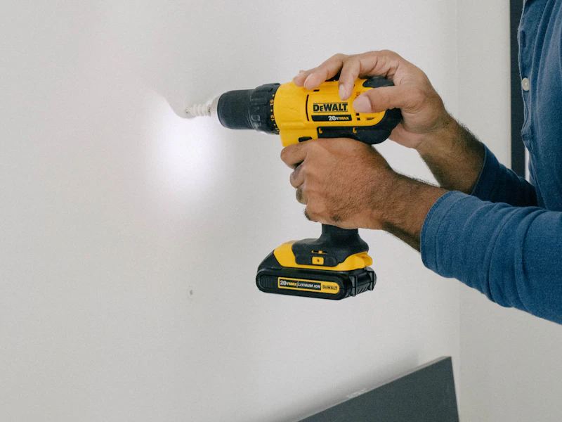 Instaladores de AeroClima montando un sistema de aerotermia en una vivienda de Sevilla